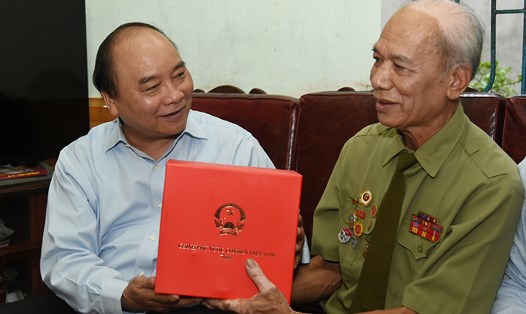 Thủ tướng thăm hỏi, động viên gia đình ông Nguyễn Thanh Lâm, Thương binh hạng 3/4, nhiễm chất độc da cam, tại thị trấn Mộc Châu. Ảnh: VGP