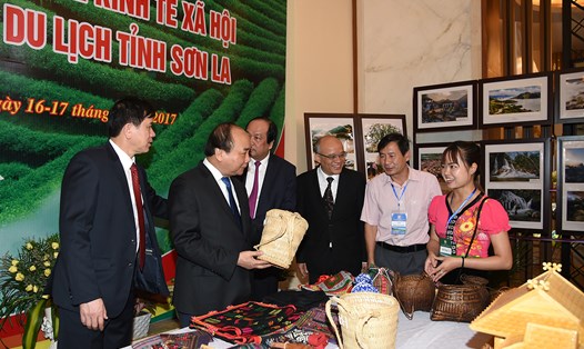 Thủ tướng Nguyễn Xuân Phúc tham quan gian hàng giới thiệu sản phẩm của tỉnh Sơn La. Ảnh: VGP