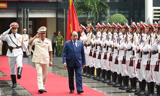 Thủ tướng Chính phủ Nguyễn Xuân Phúc đến dự lễ kỷ niệm 55 năm Ngày Chủ tịch Hồ Chí Minh ký Lệnh công bố Pháp lệnh về lực lượng CSND. Ảnh: VGP