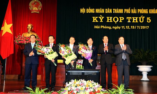 Ông Nguyễn Văn Thành (thứ 2 từ trái sang) và ông Phạm Văn Hà (thứ 3 từ trái sang) nhận hoa chúc mừng sau khi được bầu. Ảnh: baohaiphong.com.vn