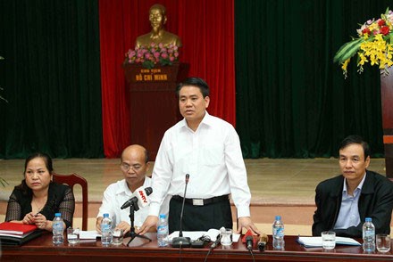 Chủ tịch UBND TP.Hà Nội Nguyễn Đức Chung đối thoại với người dân Đồng Tâm. Ảnh:LĐO