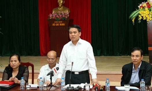 Chủ tịch UBND TP.Hà Nội Nguyễn Đức Chung đối thoại với người dân Đồng Tâm. Ảnh:LĐO