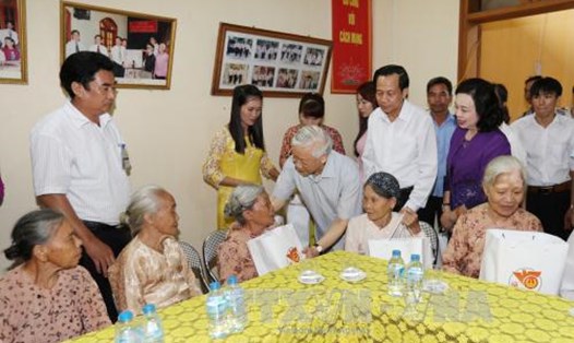 Tổng Bí thư Nguyễn Phú Trọng đến từng phòng ở, thăm hỏi, động viên và tặng quà cho người có công với cách mạng đang điều dưỡng tại trung tâm. Ảnh: TTXVN