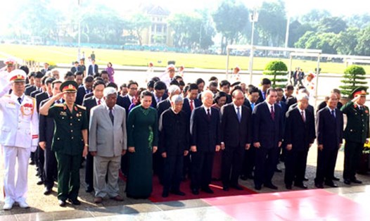 Các đồng chí lãnh đạo Đảng, Nhà nước, MTTQ Việt Nam vào Lăng viếng Chủ tịch Hồ Chí Minh. Ảnh: VGP