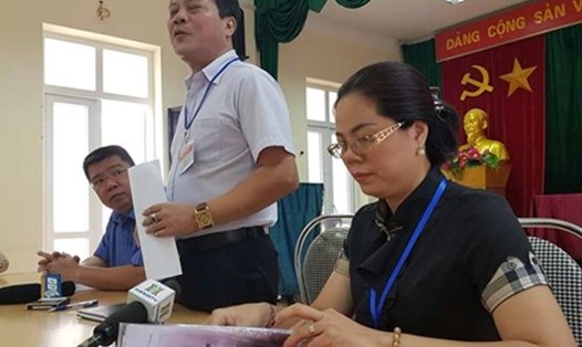 Một buổi làm việc của UBND phường Văn Miếu liên quan đến việc chậm trễ cấp giấy chứng tử gây xôn xao dư luận thời gian qua. Ảnh: LĐO
