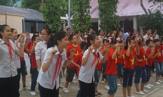 Buổi vận động ngoài trời bằng tiếng Anh của trẻ em Hà Giang trong ngày khai mạc. Ảnh: Ban Điều hành dự án