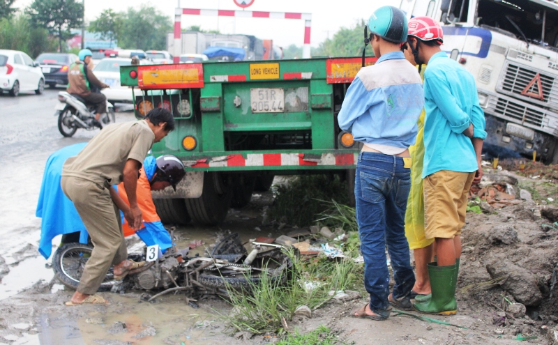 Hai xe máy đang chạy trong làn đường dành cho mô tô thì bị xe container lao sang khiến 2 người tử vong. Ảnh: Trường Sơn