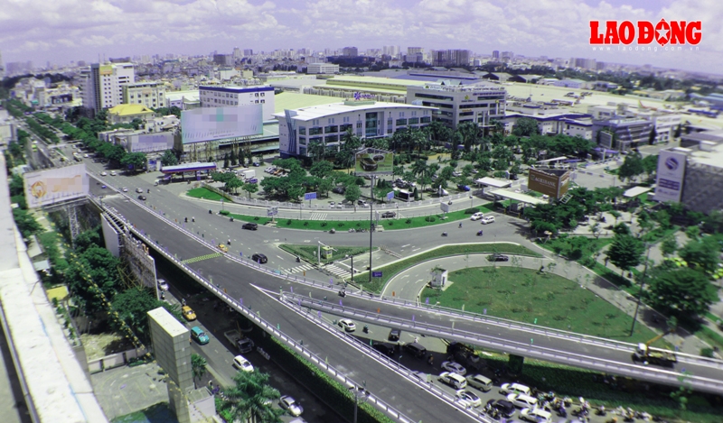 Ngày mai, công trình cầu vượt thép Tân Sơn Nhất sẽ được thông xe - ảnh T.S