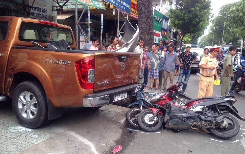 Chiếc xe bán tải tông hàng loạt phương tiện rồi lao vào nhà dân khiến 3 người phải nhập viện cấp cứu. Ảnh: Trường Sơn