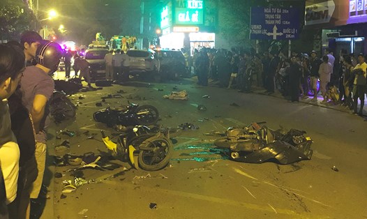 Mảnh vỡ từ 9 xe máy phủ kín mặt đường Hà Huy Gjáp sau vụ tai nạn liên hoàn. Ảnh: Trường Sơn