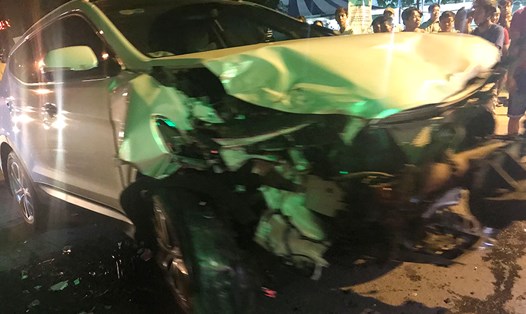 Chiếc xe gây tai nạn vỡ nát sau cú va chạm với hàng chục phương tiện trên đường Hà Huy Giáp tối 22.7. Ảnh: Trường Sơn