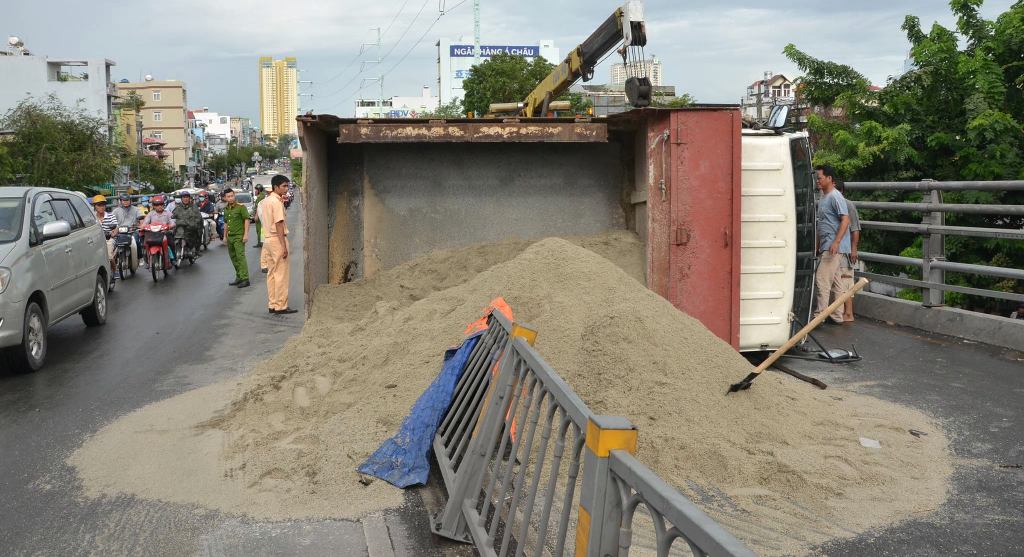 Chiếc xe tải chở theo hàng tấn cát nằm chắn ngang cầu vượt thép giao lộ Ba Tháng Hai - Hồng Bàng sau khi húc văng hàng mét dải phân cách. Ảnh: Trường Sơn