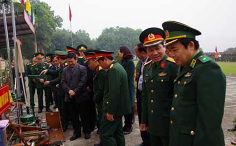 Các đại biểu xem và kiểm tra mô hình học cụ.