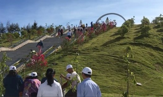 Du khách tham quan Khu tưởng niệm chiến sĩ Gạc Ma (bắc bán đảo Cam Ranh, Khánh Hòa).