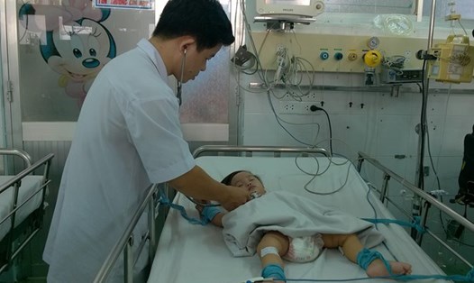 Một bệnh nhân mắc tay chân miệng nặng được điều trị tại Bệnh viện Nhi đồng 1 TPHCM. Ảnh: K.Q