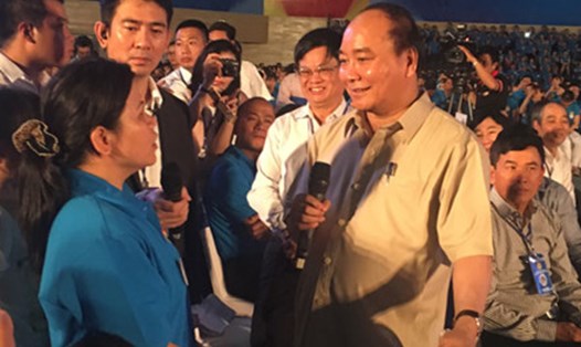 Thủ tướng Nguyễn Xuân Phúc trả lời câu hỏi của công nhân trong buổi gặp gỡ, đối thoại với công nhân vùng kinh tế trọng điểm Miền Trung.