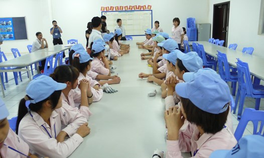 CĐ KCN-KCX Hà Nội tuyên truyền về BHXH cho người lao động tại KCN Quang Minh. Ảnh: H.A