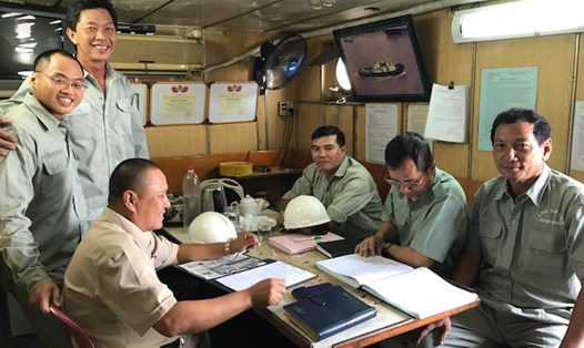 Đoàn kiểm tra của Xí nghiệp Lai dắt tàu biển (Công ty CP Cảng Sài Gòn) kiểm tra việc chấp hành công tác bảo hộ lao động, an toàn vệ sinh lao động trên tàu. Ảnh: CĐ Xí nghiệp cung cấp