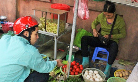Nam công nhân KCN Thăng Long (Đông Anh, Hà Nội) phải thắt chặt chi tiêu để lo cho gia đình.Ảnh: N.NGA