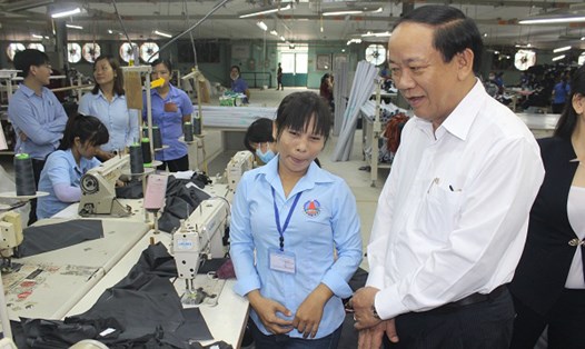   Ông Đinh Văn Thu - Chủ tịch UBND tỉnh Quảng Nam - thăm xưởng đào tạo nghề may cho con em dân tộc ít người. Ảnh: PV