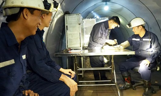 Trạm y tế phục vụ thăm khám, hỗ trợ thợ lò luôn túc trực 24/24h tại khu vực hầm lò âm 220 mét thuộc khu mỏ Thành Công, Cty than Hòn Gai (Quảng Ninh). Ảnh: T.N.D