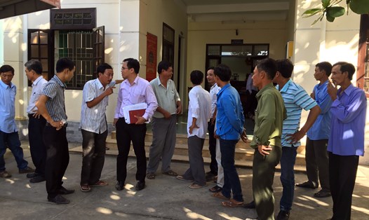 Đại diện LĐLĐ TP. Đà Nẵng trao đổi với 15 công nhân trước giờ tham gia vụ kiện đòi quyền lợi cho NLĐ tại Toà án quận Cẩm Lệ (Đà Nẵng). Ảnh: TRUNG HIẾU