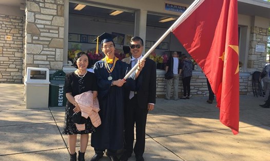   Kỳ thủ Lê Quang Liêm nhận bằng tốt nghiệp. Ảnh: NVCC