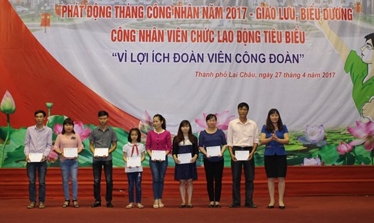 Bà Nguyễn Thị Thiện - Chủ tịch LĐLĐ tỉnh Lai Châu - trao hỗ trợ cho đại diện gia đình và con công nhân vượt khó, học giỏi. Ảnh: XUÂN NGHĨA