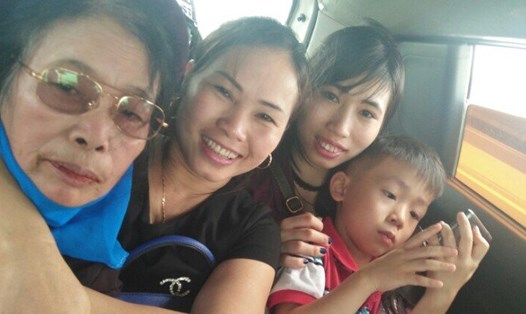 Chị Nguyễn Thị Ngọc (thứ hai từ phải sang) đã đoàn tụ với gia đình.Ảnh: Nhân vật cung cấp