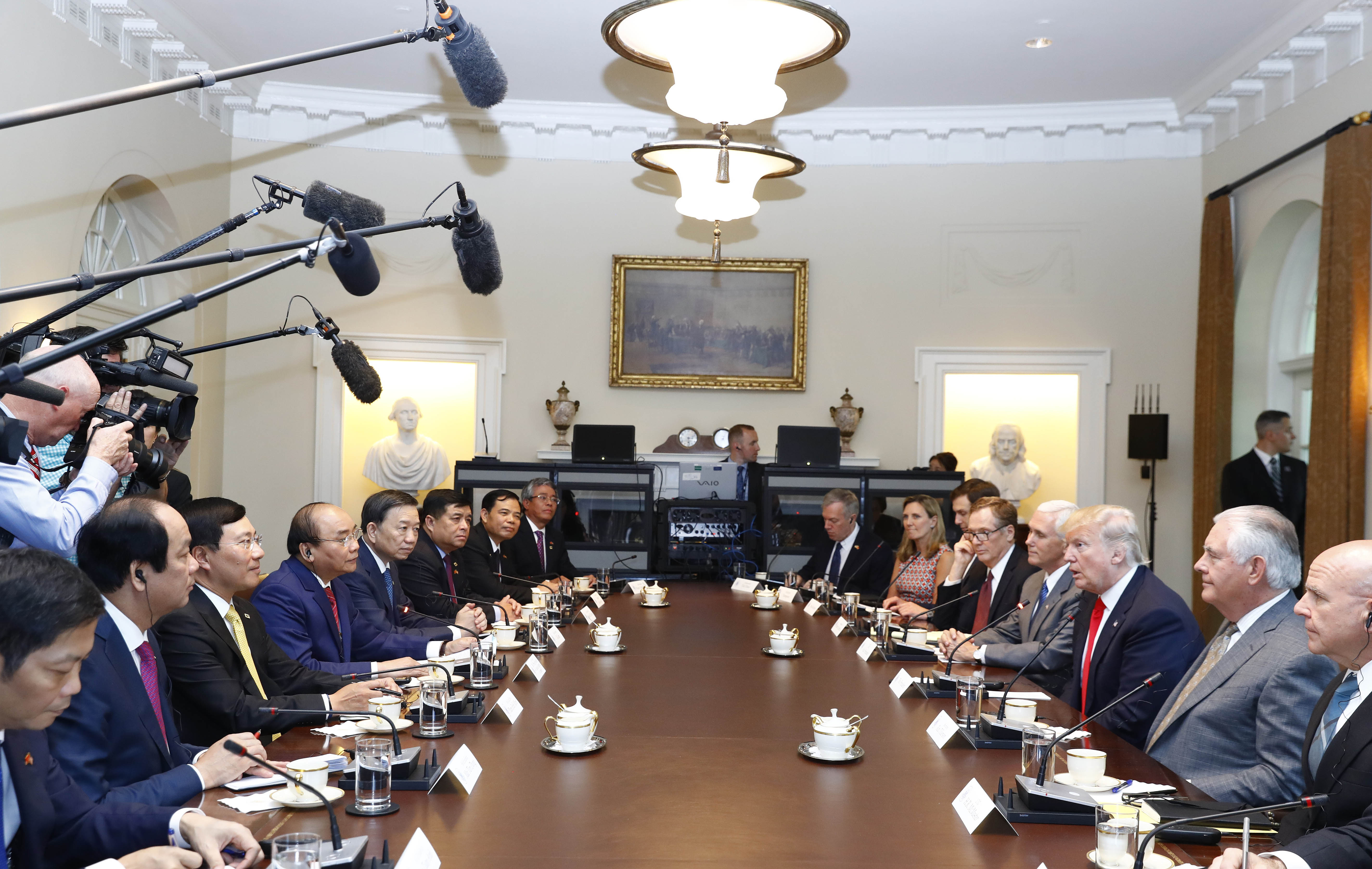 Tổng thống Hợp chúng quốc Hoa Kỳ Donald Trump đón và hội đàm với Thủ tướng Nguyễn Xuân Phúc tại Nhà Trắng. Ảnh: TTXVN