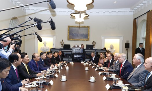 Tổng thống Hợp chúng quốc Hoa Kỳ Donald Trump đón và hội đàm với Thủ tướng Nguyễn Xuân Phúc tại Nhà Trắng. Ảnh: TTXVN