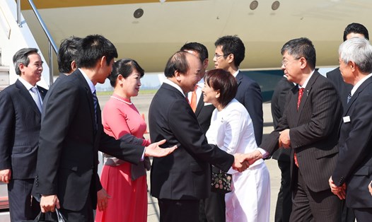   Đón Thủ tướng Nguyễn Xuân Phúc, phu nhân và đoàn tại sân bay có Đại sứ Nhật Bản tại Việt Nam Kunio Umeda và Phu nhân; Nghị sĩ, Thứ trưởng Bộ Ngoại giao Nhật Bản Kiyoshi Odawara và cán bộ Bộ Ngoại giao Nhật Bản. Ảnh: VGP
