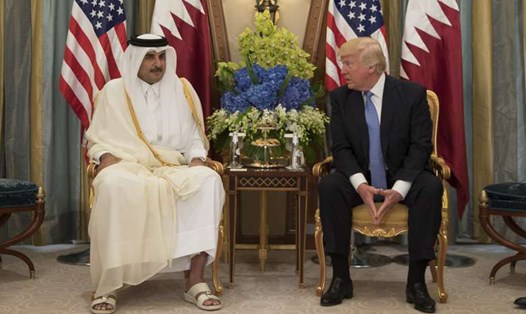 Tổng thống Donald Trump gặp Quốc trưởng Qatar, Sheikh Tamim bin Hamad Al-Thani, ở Riyadh (Saudi Arabia), ngày 21.5.2017. Ảnh: NYTIMES