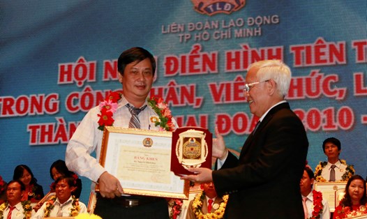 Anh Nguyễn Địch Huy nhận bằng khen diển hình tiên tiến trong CNVCLĐ do LĐLĐ TPHCM tổ chức. Ảnh: P.V
