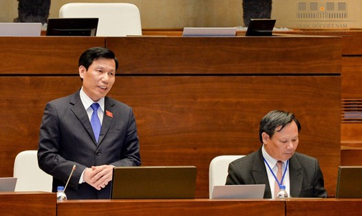 Bộ trưởng Nguyễn Ngọc Thiện (trái ảnh) tại nghị trường quốc hội. Ảnh: QH