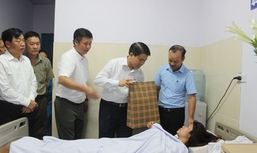 Chủ tịch Ủy ban nhân dân TP.Hà Nội Nguyễn Đức Chung đã tới thăm hỏi và tặng quà nữ công nhân tại Bệnh viện Thanh Nhàn sáng 18.6. Ảnh: V.O.V