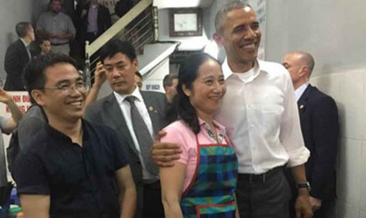 Tác giả (ngoài cùng bên trái) chụp ảnh cùng Tổng thống Barack Obama và chủ quán bún chả Hương Liên (Ảnh: HỒNG VĨNH)