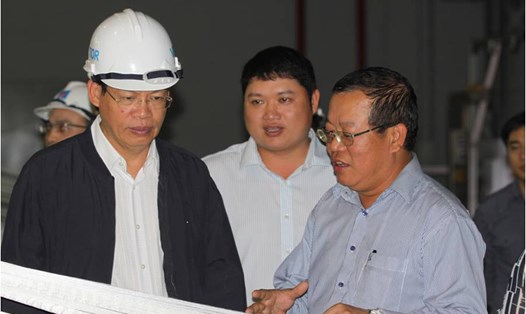   Ông Chí Hiếu (phải), ông Vũ Đình Duy (giữa) giới thiệu sản phẩm cho ông Phùng Đình Thực - nguyên Chủ tịch HĐTV PVN. Ảnh: T.L