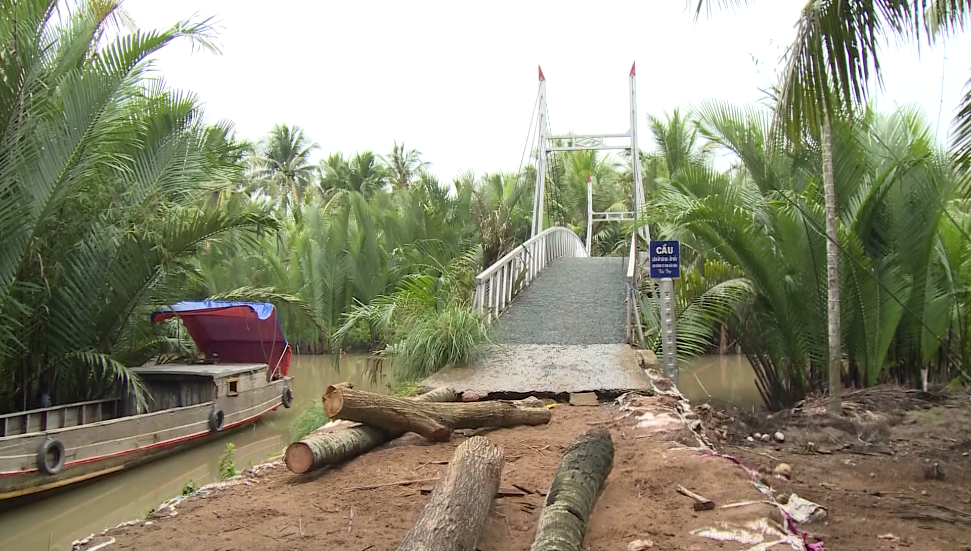  Cây cầu nối ấp 8 và ấp 9 không có người qua lại (ảnh: Tr.L).