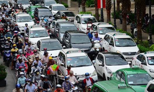 Taxi hoạt động trên đường phố Hà Nội.