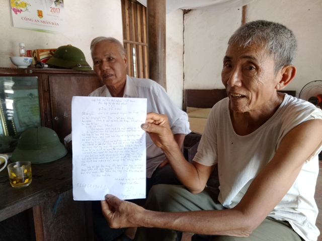 Ông Nguyễn Văn Tín (75 tuổi) làm đơn tố cáo trực tiếp vụ việc ở Hà Ninh. Ảnh: Hồng Đức/Dân Việt