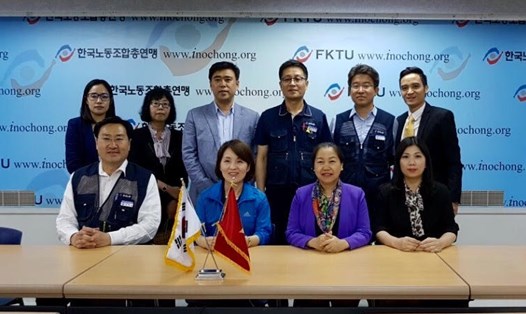 Phó Chủ tịch Tổng LĐLĐVN Nguyễn Thị Thu Hồng (hàng đầu, thứ 2 từ phải qua) trong chuyến thăm và làm việc tại Hàn Quốc. Ảnh: TA