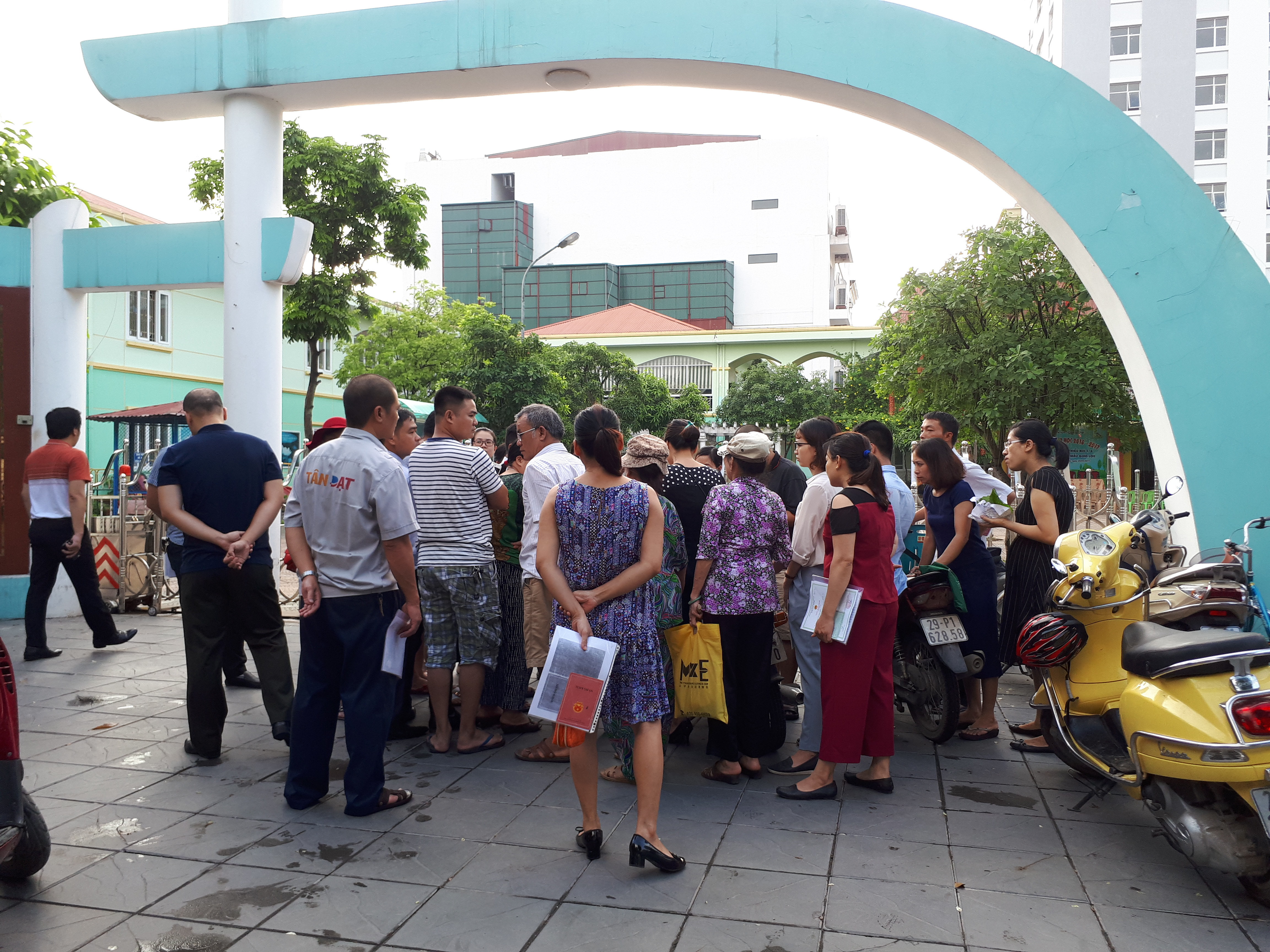 Phụ huynh xếp hàng từ 4h sáng nộp hồ sơ tại Trường Mầm non Dịch Vọng Hậu (Hà Nội). Ảnh:HN