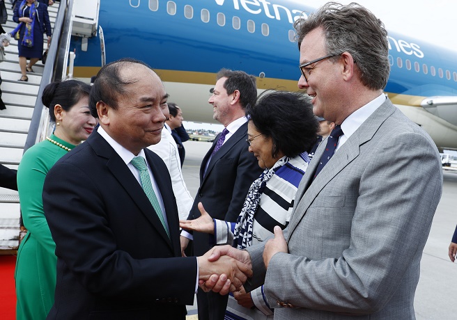   Lễ đón Thủ tướng Nguyễn Xuân Phúc và Phu nhân tại sân bay Schiphol Amsterdam. Ảnh: TTXVN