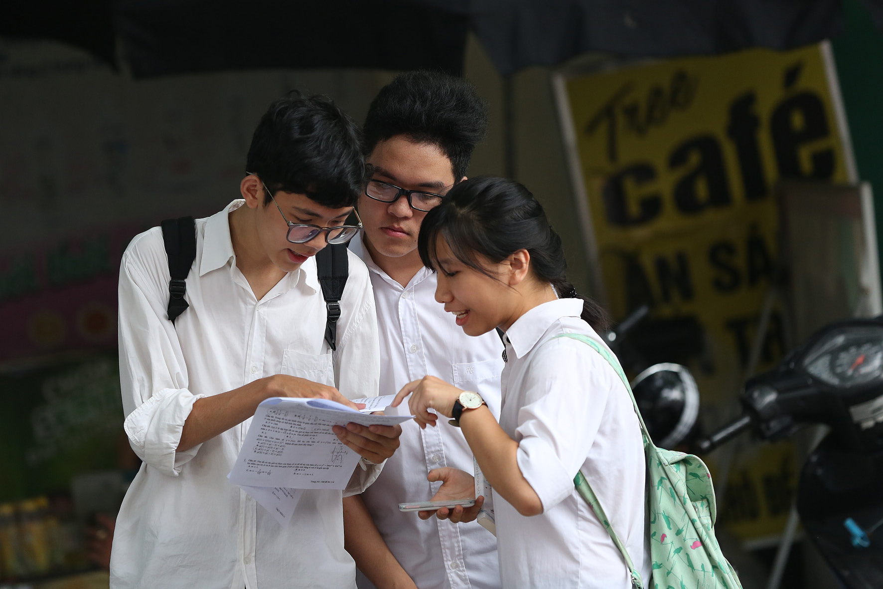   Thí sinh sau buổi thi tốt nghiệp THPT quốc gia tại Hà Nội năm 2017. Điểm thi được dùng để xét tuyển ĐH. Ảnh: H.N