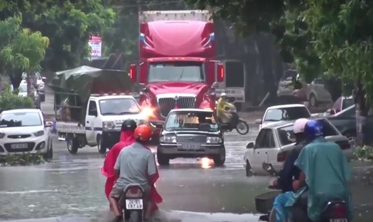 Một tuyến đường tại TP. Lào Cai ngập lụt khiến các phương tiện di chuyển khó khăn. Ảnh: TD
