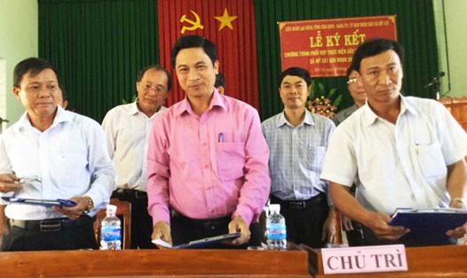 LĐLĐ tỉnh Bình Định ký chương trình phối hợp, hỗ trợ xây dựng nông thôn mới. Ảnh: X.N
