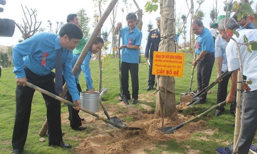 Chủ tịch Tổng LĐLĐVN Bùi Văn Cường (bên trái) và lãnh đạo Tổng LĐLĐVN trồng cây kỷ niệm 70 năm Ngày Thương binh - Liệt sỹ tại Khu tưởng niệm chiến sĩ Gạc Ma.