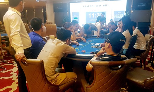   Một cảnh chơi Poker theo kiểu đóng phí - lĩnh thưởng với giải thưởng hàng chục triệu đồng tại Capital Poker Club - 136 Hàng Trống, Hà Nội. Ảnh: L.N