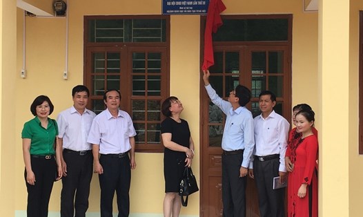 Các đại biểu và các cô giáo Trường Mầm non Canh Tân khánh thành nhà công vụ (ảnh: L.Nguyên).